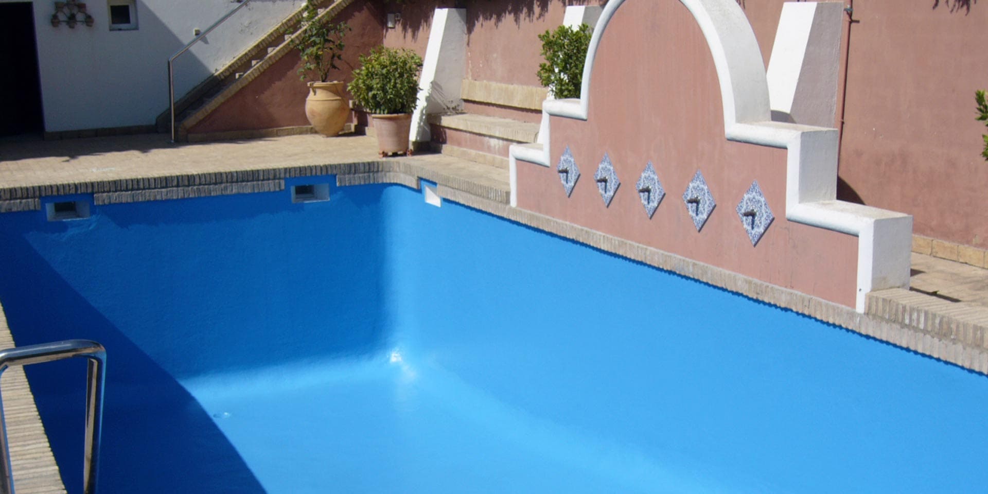 Soluciones en depósitos y piscinas de poliéster a tu medida.